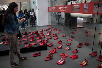 Zapatos Rojos llega al Museo de Memoria y Tolerancia para luchar contra la violencia de género