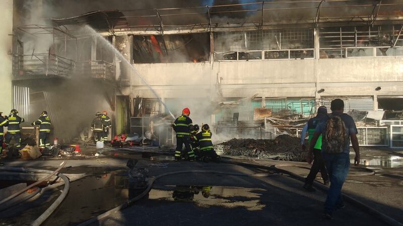 Incendio en bodega de calzado en Tepito