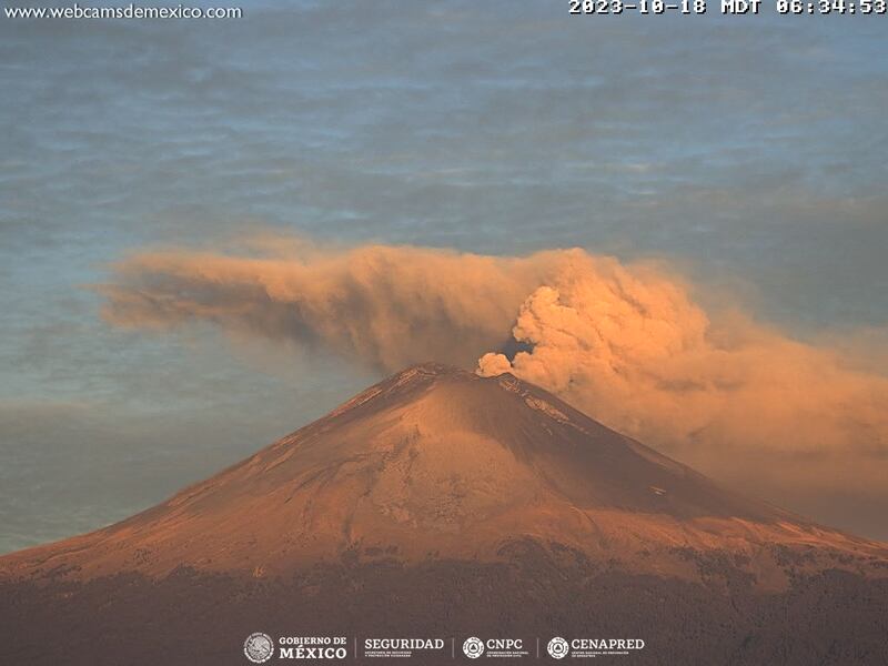 Captan explosión del volcán Popocatépetl