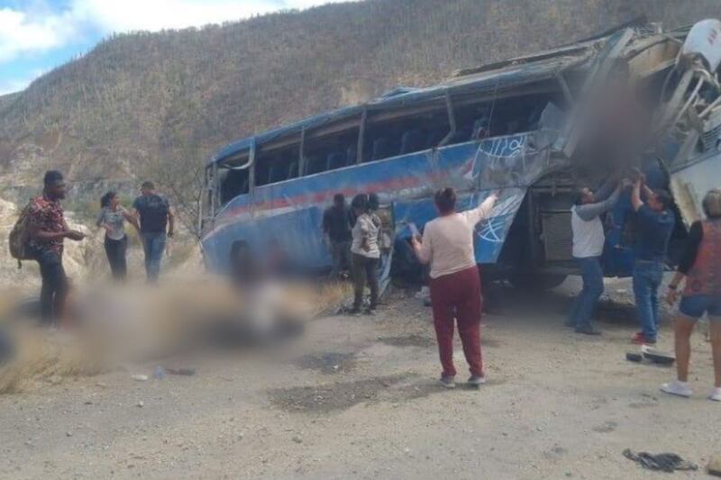 Autobús sufre volcadura en Oaxaca; se reportan más de 10 migrantes muertos