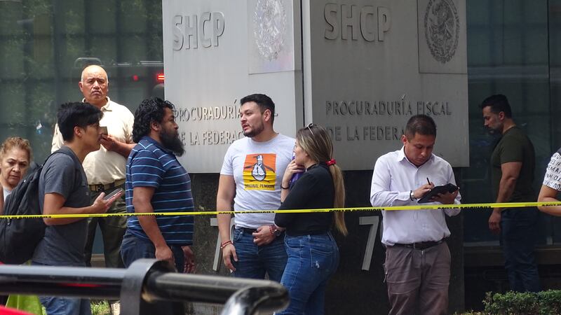 Árbol cae sobre vehículo en estación Nápoles del Metrobús