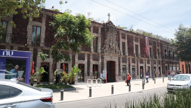 Fachada del Museo Kaluz. Se ubica en Avenida Hidalgo número 85, colonia Guerrero. La estación del Metro más cercana es Hidalgo.