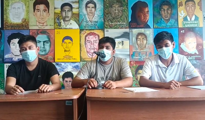 Alumnos de la escuela normal rural de Ayotzinapa "Raúl Isidro Burgos" dieron una conferencia de prensa para dar su postura sobre el informe que dio la Comisión para la Verdad y Acceso a la Justicia.