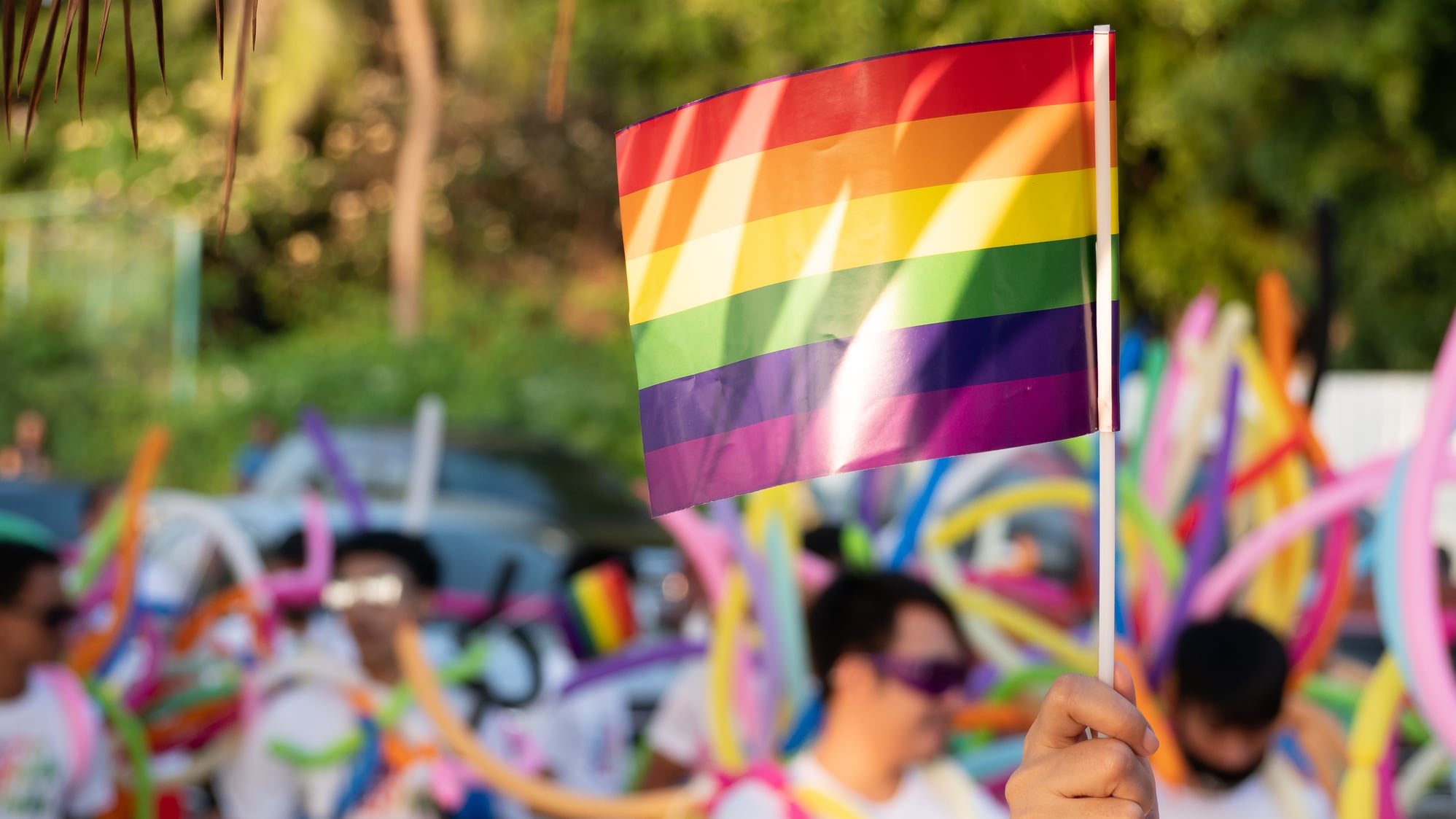 La comunidad LGBTQ+ reafirmó su lucha por la igualdad con atuendos coloridos, charlas sobre VIH y diversidad, y un taller drag