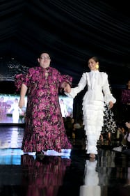 Una noche vibrante de moda, cultura y turismo tuvo lugar en Querétaro con la sexta edición del Querétaro Fashion Show, celebrado en una de las haciendas más emblemáticas del estado. Con la participación de siete reconocidos diseñadores, el evento se ha consolidado como un referente en la agenda social queretana.