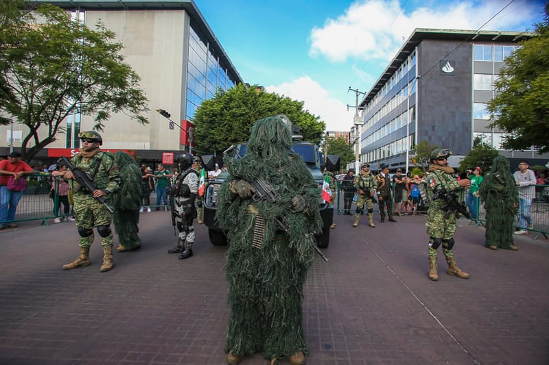 Enrique Alfaro encabeza el Desfile Cívico-Militar Conmemorativo a la Independencia de México, en Jalisco.