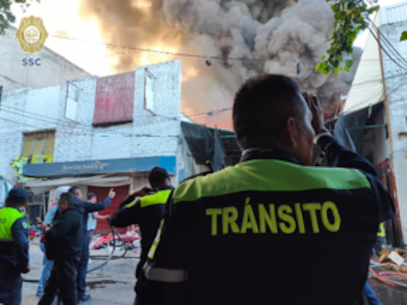 Incendio en bodega de calzado en Tepito