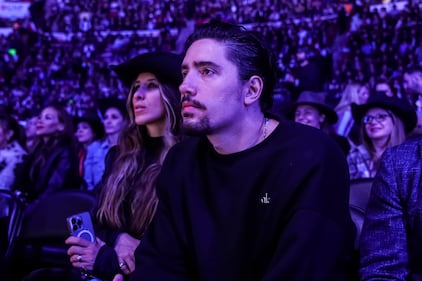 Es oficial, la gira ‘De Rey a Rey’ comenzó con la primera presentación de Alejandro Fernández en la Plaza de Toros México, recinto que fue testigo del homenaje que brindó a su dinastía, como parte del legado musical de su padre Vicente Fernández, quien es considerado uno de los pilares fundamentales de la música mexicana, por lo cual el concierto estuvo repleto de referencias a través de más de 30 canciones.