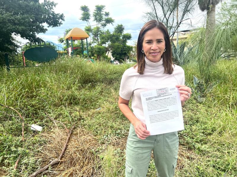 Álvarez ha recorrido colonias del norponiente de Monterrey  y comprobó el mal estado de los parques.