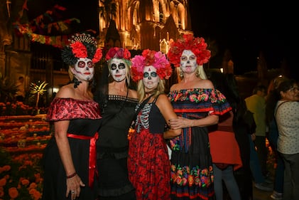 San Miguel de Allende volvió a deslumbrar este Día de Muertos con una celebración que capturó la esencia de una de las tradiciones más queridas de México. Las calles, casas, hoteles y restaurantes de esta encantadora ciudad fueron adornados con altares, flores de cempasúchil y velas, creando un escenario mágico que recibió a miles de visitantes nacionales e internacionales.