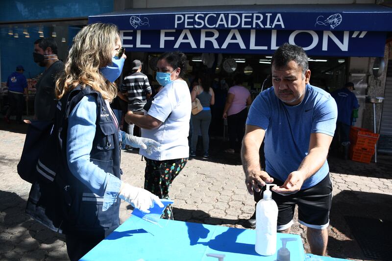 Los negocios que así lo decidan podrán seguir ofreciendo gel alcoholado en sus locales.