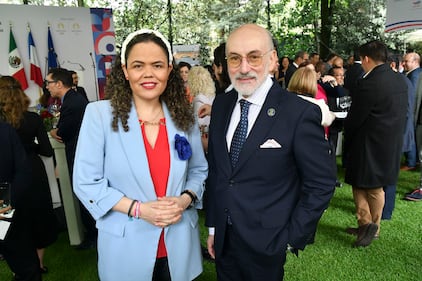 Con la cuenta regresiva en 15 días para el inicio de los Juegos Olímpicos París 2024, se celebró este jueves el Día Nacional de Francia en México. La ceremonia, que resaltó la amistad entre ambos países, contó con la presencia de Ana Gabriela Guevara Espinoza, directora de la CONADE. Este evento destaca la importancia del deporte como un puente entre culturas y refuerza la unión en el contexto olímpico, generando entusiasmo por la competencia que se avecina.