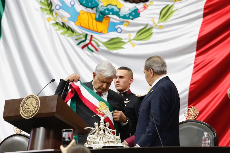 Andrés Manuel López Obrador tomó protesta como Presidente Constitucional de los Estados Unidos Mexicanos, la banda le fue cedida por Porfirio Muñoz Ledo, presidente de la mesa directiva de la Cámara de Diputados (Cuartoscuro).