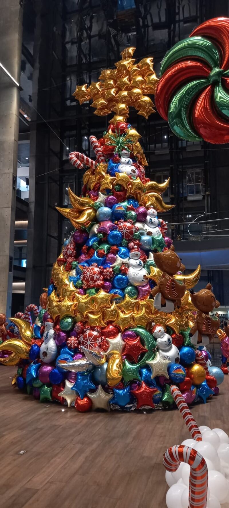 Este pino, realizado con globos de colores, también es uno de los favoritos de los asistentes.