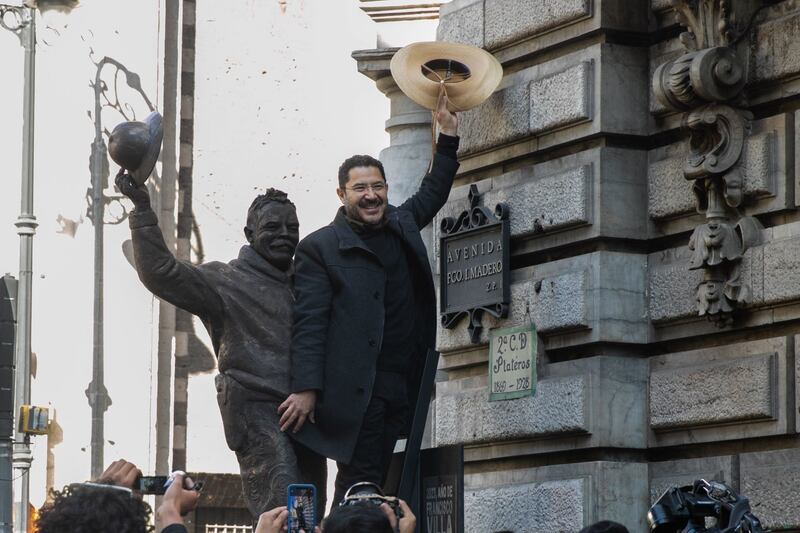 Develan escultura de Pancho Villa en calle Madero del Centro Histórico