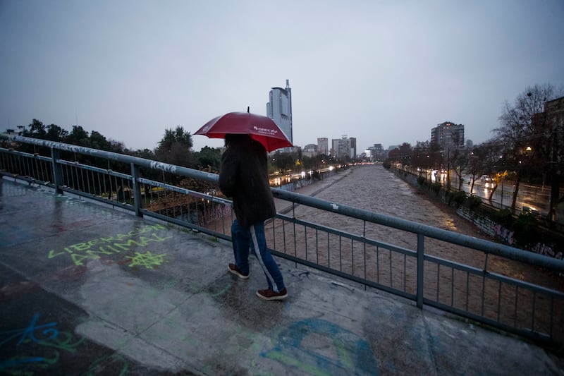 Lluvias: 21 de junio 2024 | 21 de julio 2024 / SANTIAGO
Un nuevo sistema frontal azota la zona central del país.
FRANCISCO PAREDES / AGENCIA UNO