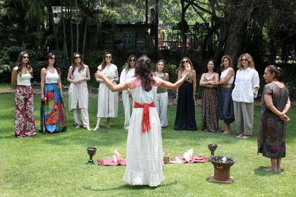 Tepoztlán fue el escenario perfecto donde influencers, emprendedoras y actrices se reunieron en busca de inspiración y herramientas para alcanzar sus metas más audaces. Durante este enriquecedor encuentro, compartieron conocimiento, experiencias y realizaron networking, todo ello enfocado en lograr sus objetivos con bienestar integral. Este retiro no solo fortaleció sus habilidades profesionales, sino también su crecimiento personal, en un entorno de armonía y naturaleza.