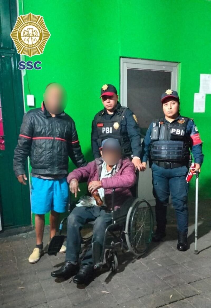 Policías ayudan a adulto mayor extraviado en Cetram Pantitlán