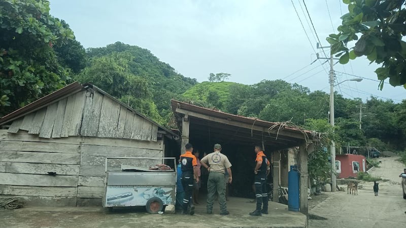 Los cuerpos de emergencia se encuentran en la región costera advirtiendo a los pobladores de las comunidades de los riesgos por el paso del huracán.