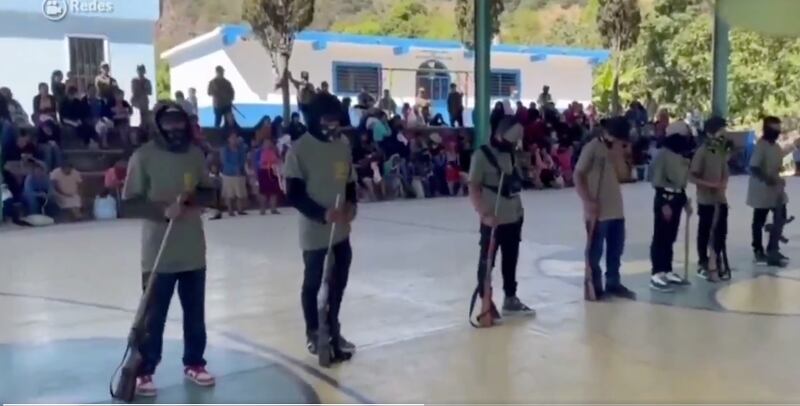 Niños toman armas en Guerrero para defender a la comunidad