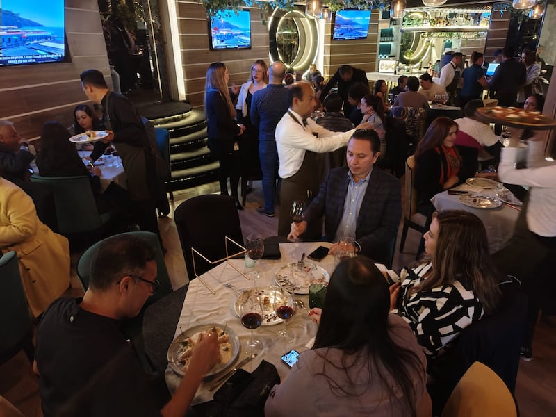 Con el chef Julián Martínez a la cabeza, Terraza Santino ofrece una exquisita selección de pastas frescas, mariscos mediterráneos y más, en un entorno elegante y acogedor