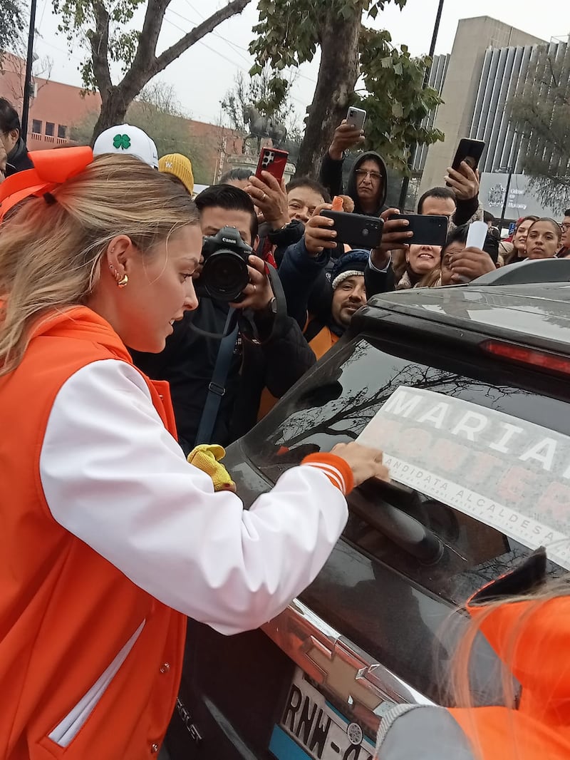 Se esperaba que estuviera entre dos y tres horas pegando calcas.