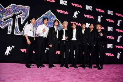 Grandes personalidades desfilan por la Alfombra Rosa de los MTV VMAs.