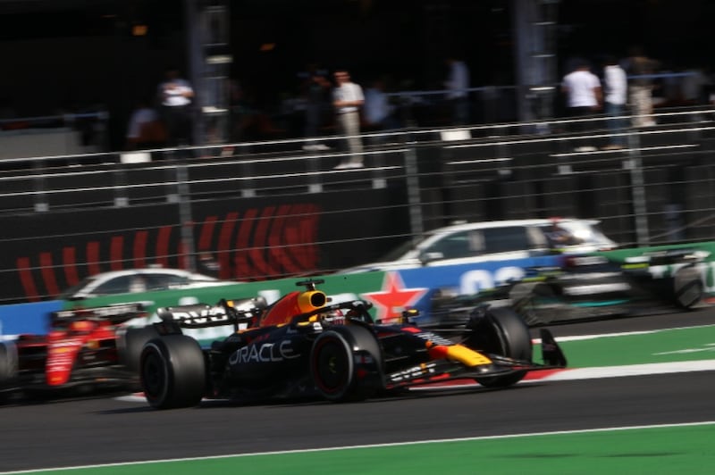 Max Verstappen atravesando la zona del Foro Sol en el GP de México.