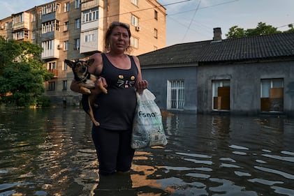 Destrucción de presa en ucrania pone en peligro la vida de miles de civiles.