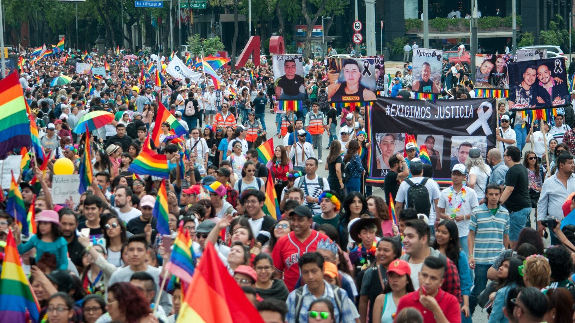 Comunidad LGBTIQ+ de CDMX se manifiesta contra la derecha