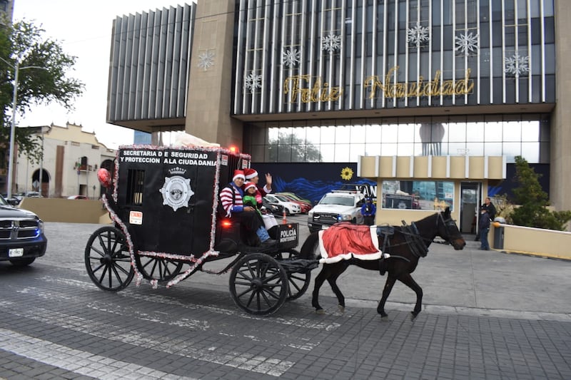 En lugar de trineo, un carruaje tirado por un caballo recorrió las calles del Centro.