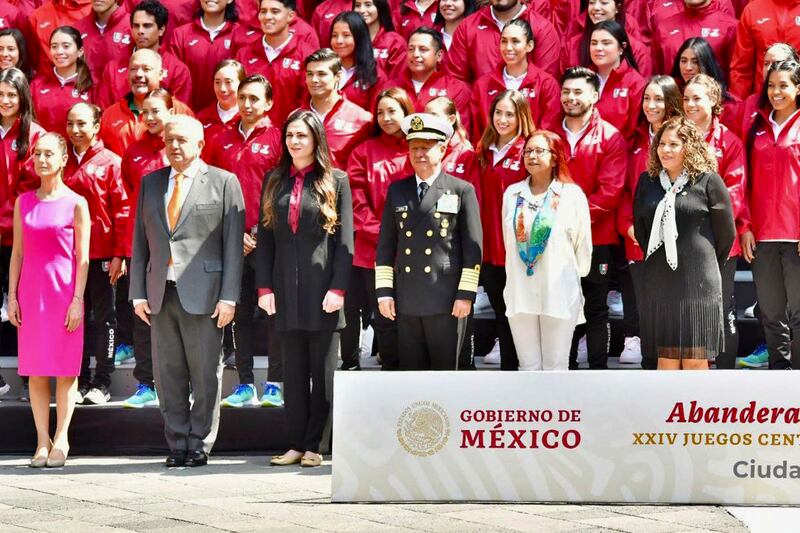 AMLO y Ana Guevara encabezaron la ceremonia de abanderamiento.