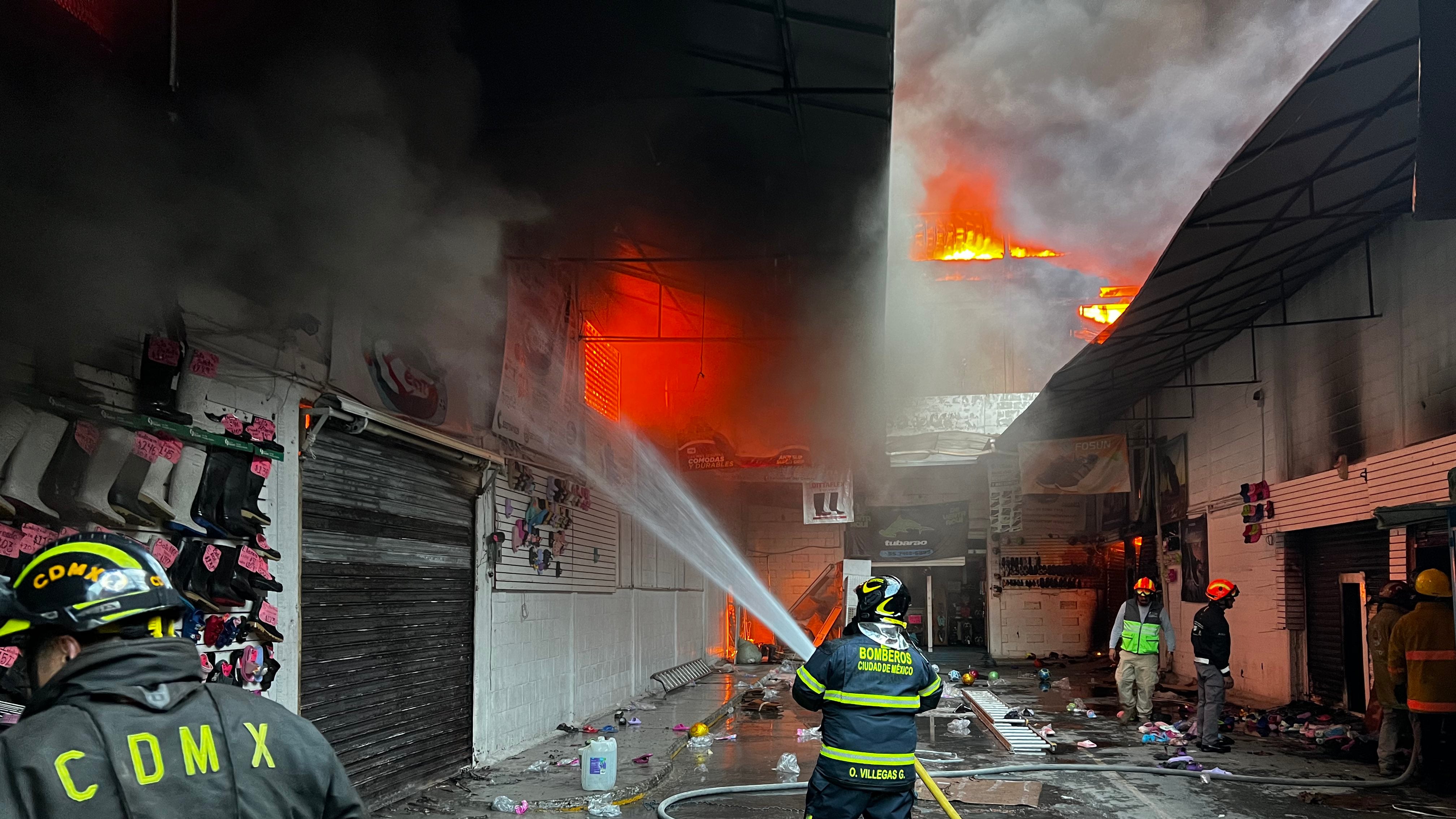 Incendio consume bodega de calzado en pleno centro de la CDMX