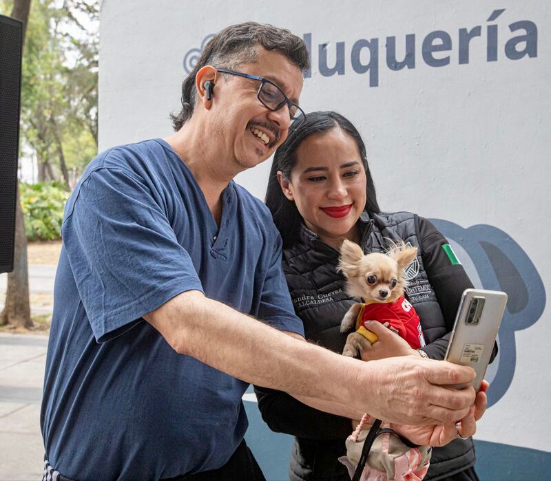 Sandra Cuevas inaugura clínica veterinaria.