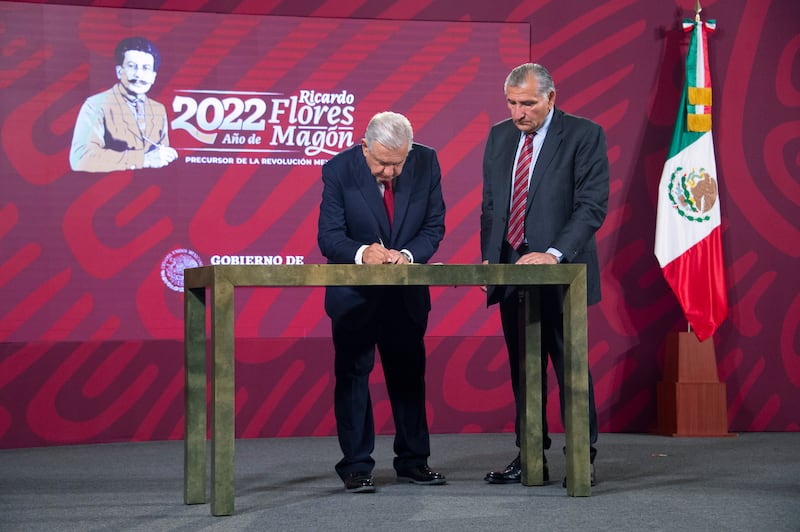 Cuauhtémoc, Ciudad de México, México, 29 de julio de 2022. 
Andrés Manuel López Obrador, presidente Constitucional de los Estados Unidos Mexicanos en conferencia de prensa matutina en el Salón Tesorería de Palacio Nacional. Lo acompaña Adán Augusto López Hernández, secretario de Gobernación; Agustín Radilla Suastegui, subsecretario de la Defensa Nacional y Germán Martínez Santoyo, director general de la Comisión Nacional del Agua. 
Foto: Presidencia