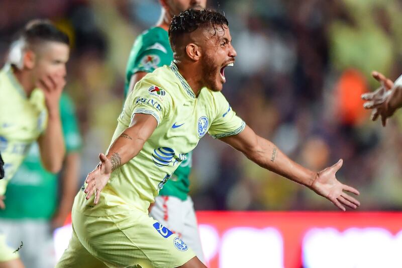 Jona Dos Santos celebra su primer gol con la playera del equipo de sus amores