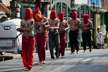 Cientos de devotos filipinos han celebrado el Jueves Santo con una tradición que implica autoflagelarse para honrar el sufrimiento de Cristo en la cruz. Con el rostro cubierto y con ropa roja o negra han recorrido las calles de la ciudad de Mandaluyong, mientras castigaban su cuerpo con cadenas y látigos.