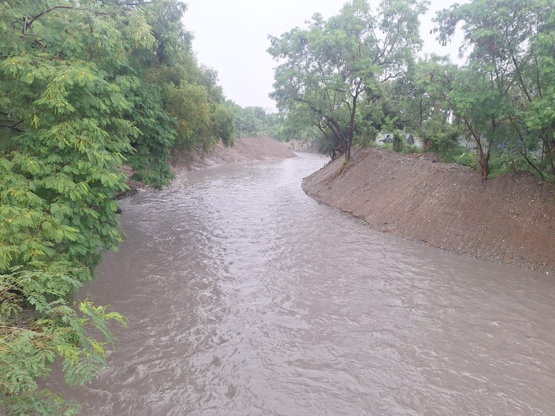 El canal del Arroyo Las Tinajas ahora luce libre de basura y escombro.