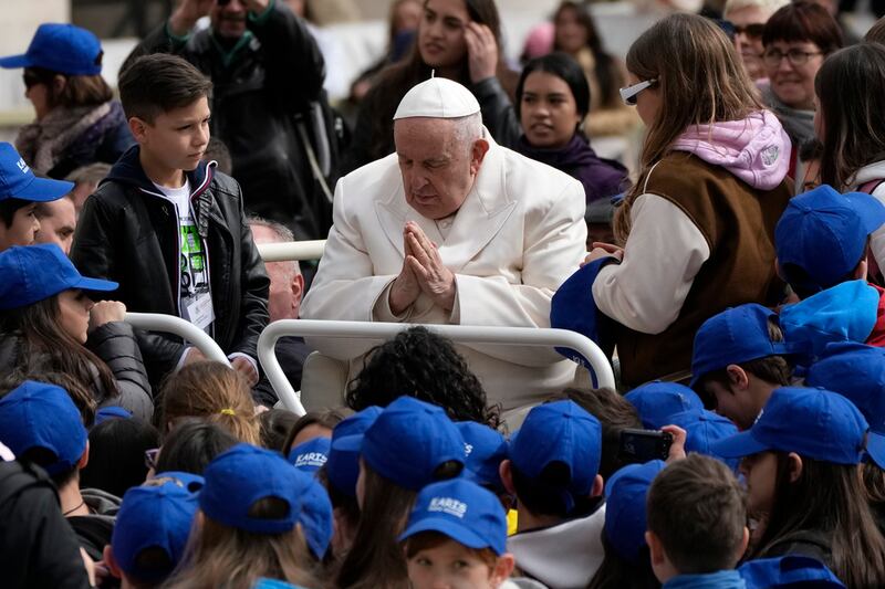 Papa Francisco “mejora notablemente” pese a su último diagnóstico médico