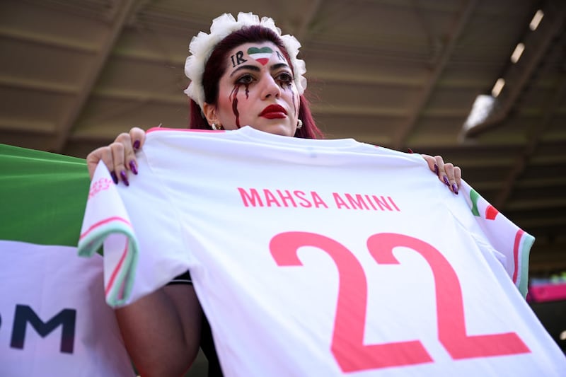 Una aficionada mostró la camiseta de la Selección de Irán con el nombre de Mahsa Amini el número 22, edad a la que murió.