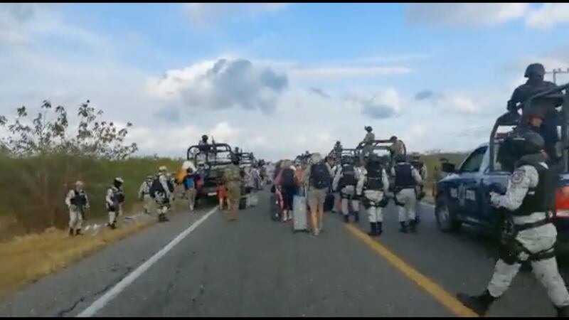 Oaxaca: Guardia Nacional ayuda a turistas franceses a librar bloqueo