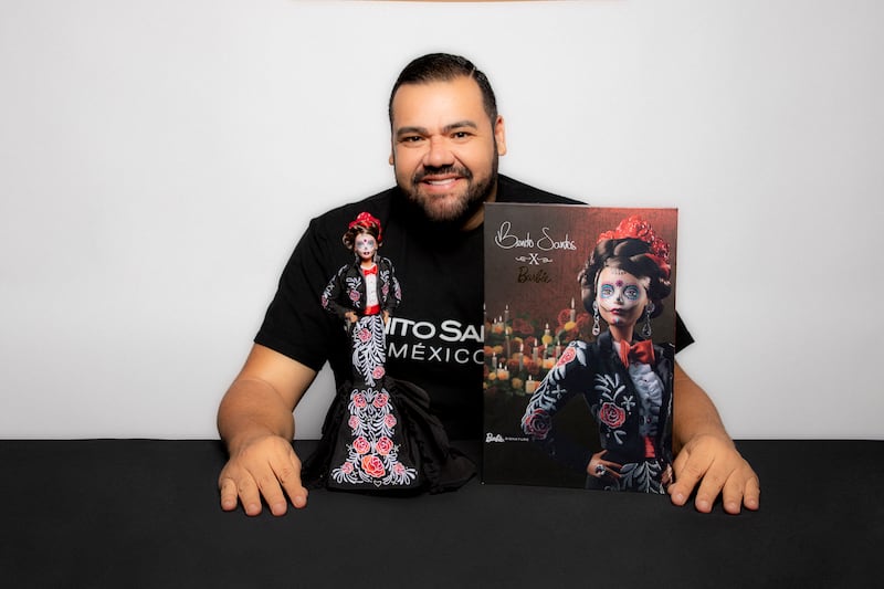 El diseñador mexicano hace un homenaje a sus raíces de la mano de Mattel, donde se convirtió en cocreador de la nueva
edición de Barbie Día de Muertos 2022.