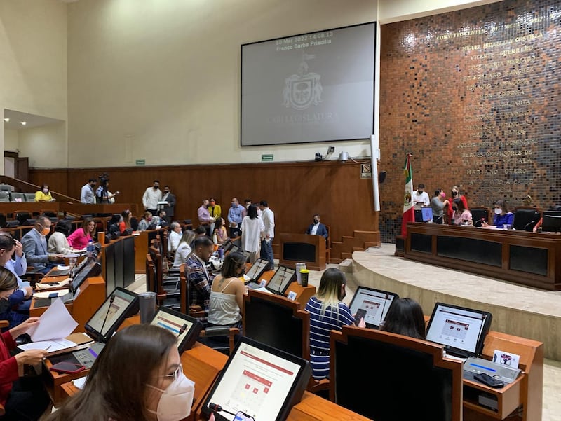 Los trabajadores de base temen que al querer combatir a los aviadores y reducir plazas los terminen afectando en sus derechos.