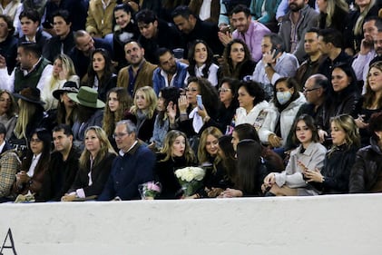 Mia Rubin no ocultó su emoción y nerviosismo al ver a su novio, Tarik Othón, debutar como rejoneador profesional en la primera noche de su carrera. Ante un lleno total en la Plaza de Toros de Provincia Juriquilla, Tarik tomó la alternativa de manos de Diego Ventura, quien actuó como padrino, mientras que Diego San Román fue el testigo. La tarde estuvo llena de emoción, destacando la destreza y entrega de Othón en su presentación ante el público.