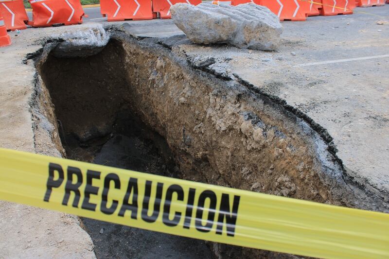 La cantidad de lluvias y la fuerza del agua causó daño en el pavimento.