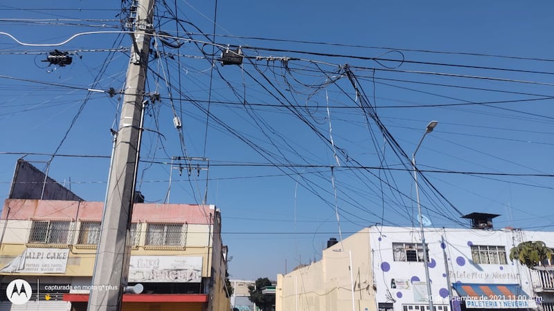 Constantes son las denuncias de personas que sufren accidentes a causa de los cables colgados.