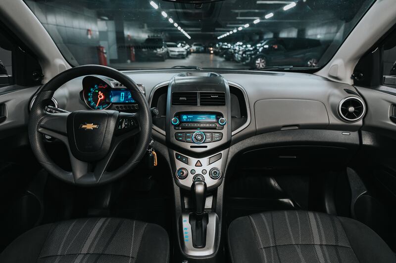 Interior de un Chevrolet Aveo.