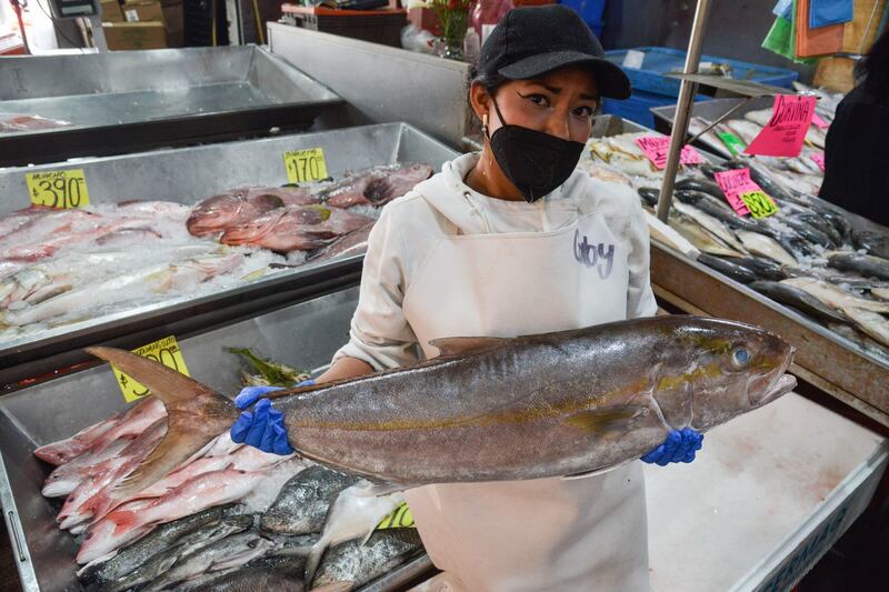 El kilo del filete de huachinango alcanzó 720 pesos; el de camarón gigante, 670; y el de langosta, mil 600 pesos; los más baratos son cintilla, lisa y corvina que van de 30 a 60 pesos.