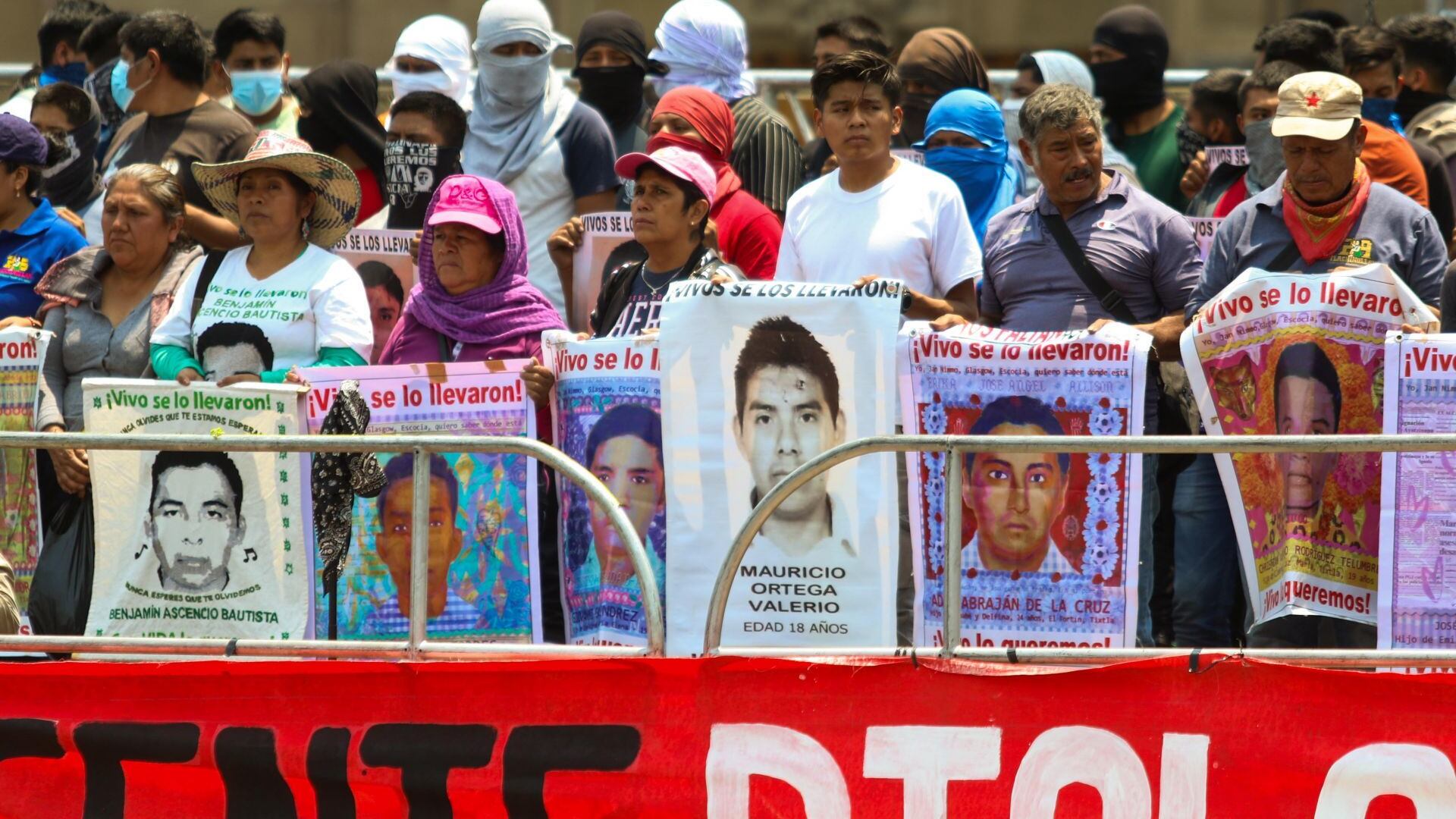 Padres de los 43 normalistas de Ayotzinapa levantan plantón en el Zócalo