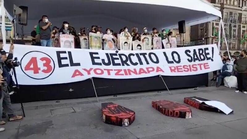 Padres y madres de los 43 de Ayotzinapa realizan mitin en el Zócalo